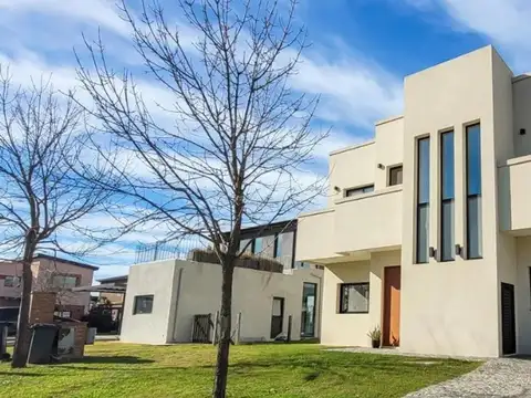 Casa en Venta – Country Araucarias, Escobar