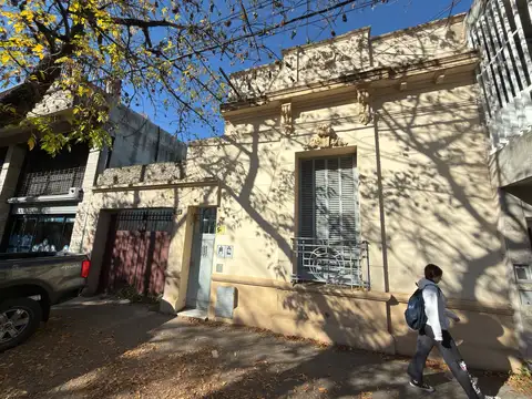 Alquiler Venta Casa a reciclar o Terreno  en Echesortu múltiples usos