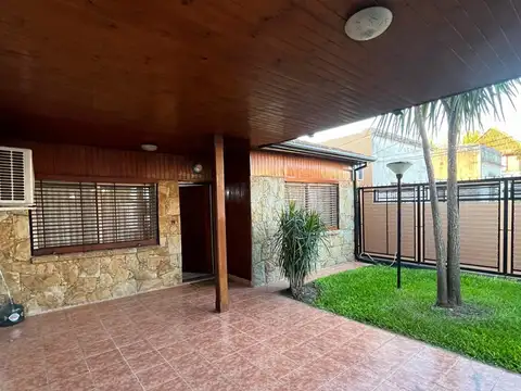 Casa Chalet  en Venta en Bernal, Quilmes, G.B.A. Zona Sur