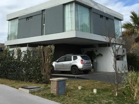 Casa en venta 5 ambientes – Altos de Hudson II – Berazategui