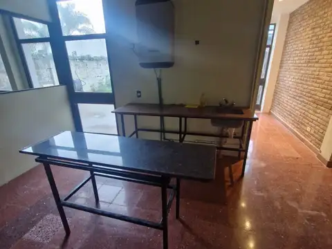 EN EXCELENTE ZONA COMERCIAL 110 M2  2 BANOS IDEAL MULTIPLES RUBROS