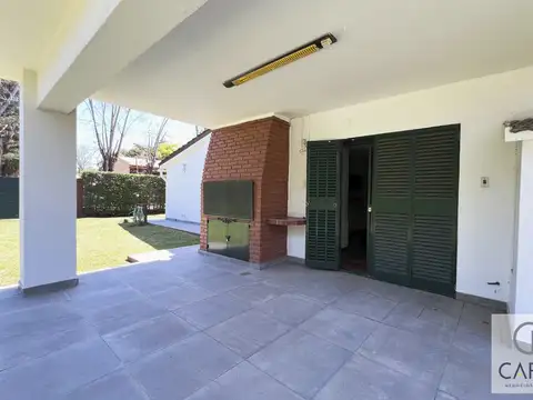 Casa 6 ambientes con 2 baños