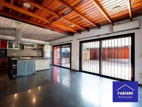 Casa 4 ambientes con 2 baños