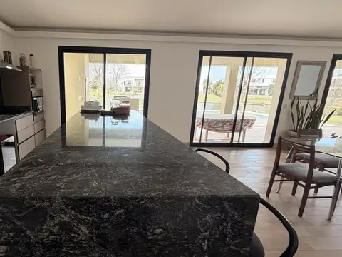 Casa 6 ambientes con 2 baños