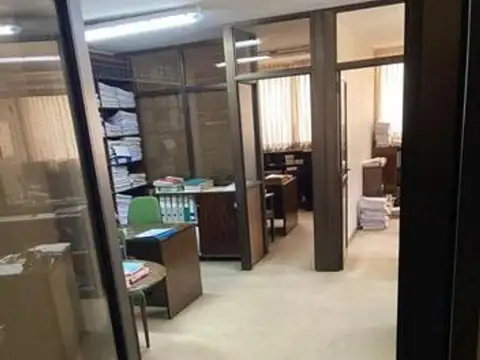 Oficina 6 ambientes con 2 baños