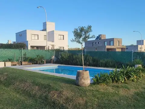 Casa 4 ambientes con 3 baños