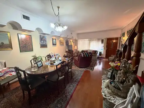 Triplex 5 ambientes  con cochera para 3 autos en Plaza Irlanda, Caballito - 250 m2