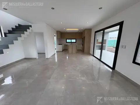 Casa en Venta con 3 cocheras