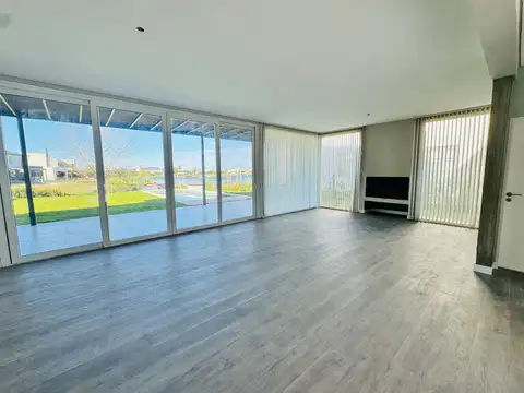 Casa en Alquiler con 5 cocheras