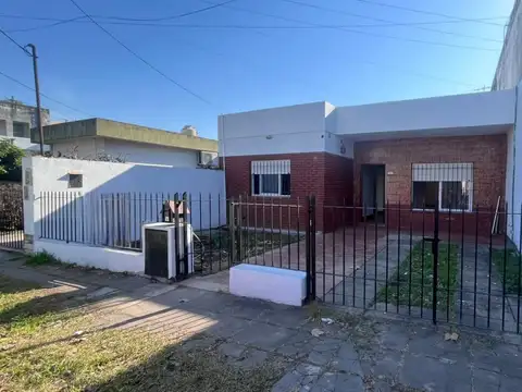 Alquiler, Casa de 3 Ambientes con  espacio de Cochera, fondo libre y lavadero, ramos mejía