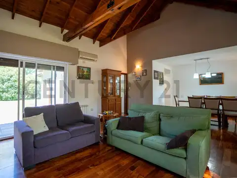 Casa 4 ambientes con 2 baños
