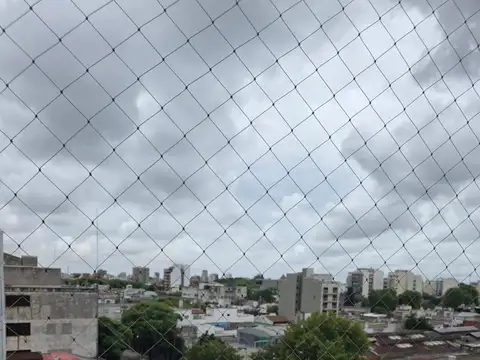 Excelente s/piso con balcon y parrilla. Cochera y piscina.