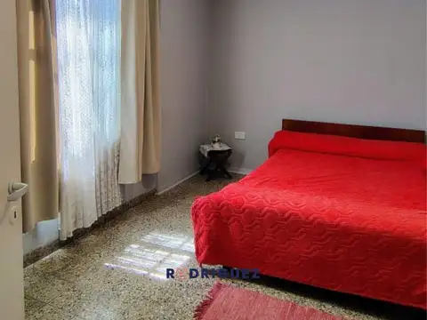 Casa interna a media cuadra de Av. Viale