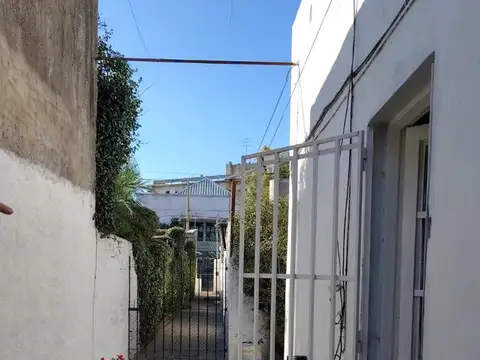 Casa interna a media cuadra de Av. Viale