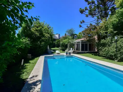CASA EN VENTA GONNET 5 DORMITORIOS ENTRE CAMINOS