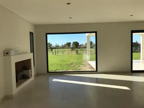 Casa 6 ambientes con 5 baños