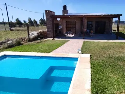 Altos de Piñero, 300 m2, dos dormitorios, galeria, pileta.