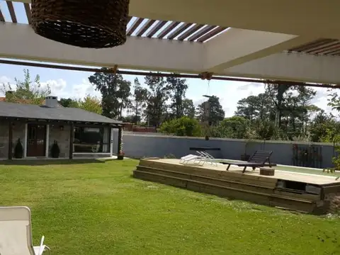 Excelente prescencia! 2 casas en 1 padrón de 1500 m2!