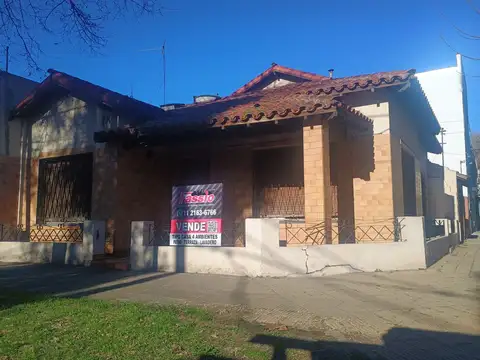TIPO CASA EN ESQUINA 4 AMBIENTES CON PEQUEÑO  PATIO - TERRAZA - LAVADERO -
