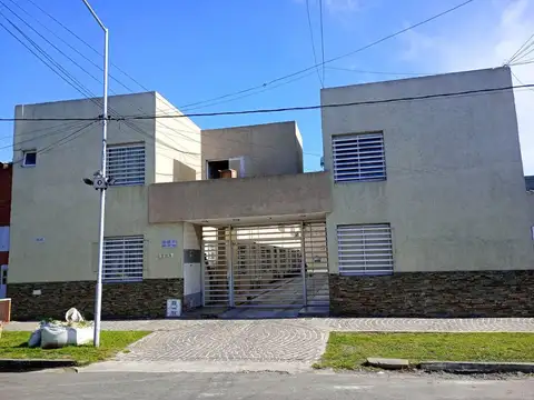 Duplex 3 ambientes c/cochera en excelente estado.