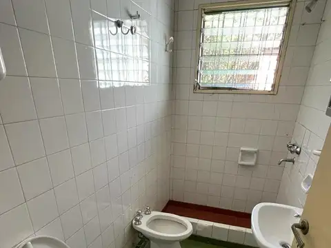 MUY BUEN CHALET EN LOTE PROPIO. CERCANO AL CENTRO COMERCIAL Y A LA ESTACIÓN.