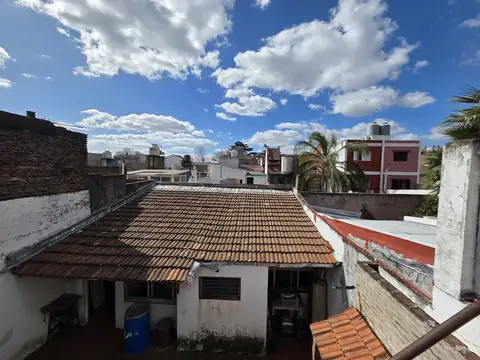 Venta casa en villa urquiza con lote propio de 8 ambientes con terraza a RECICLAR