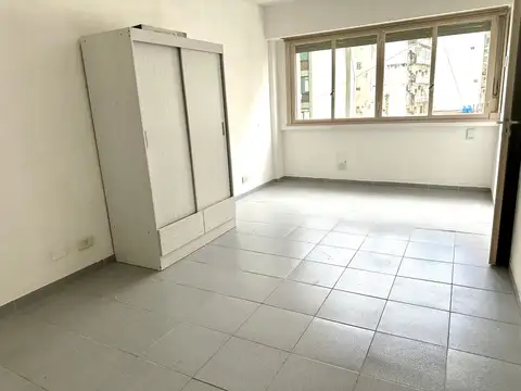 DUENA ALQUILA Hermoso monoambiente Recoleta, frente, todo luz, anafe eléctrico  a nuevo. Ap. Profesional. 1 cuadra Av Santa Fe.  2  Facultad Medicina y Económicas.Kitchenette..