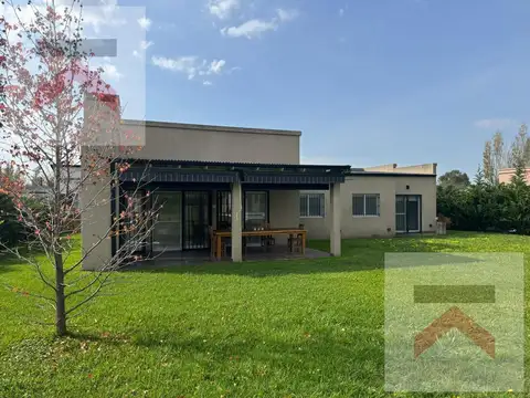 Casa 5 ambientes con 3 baños