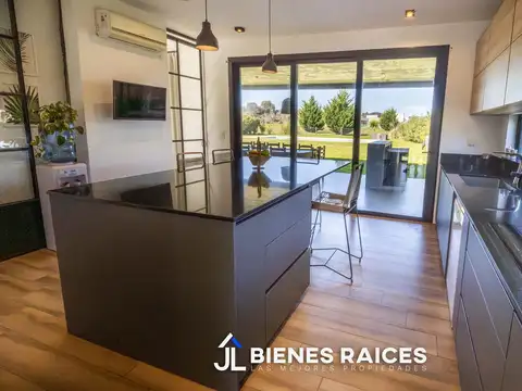 Casa 6 ambientes con 3 baños