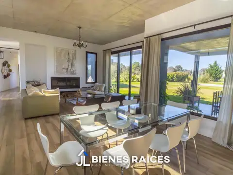 Casa en Venta con 2 cocheras