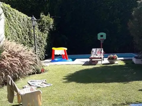 Casa de 3 dormitorios - Gge pasante - Fondo - Pileta y Calefaccion Central -