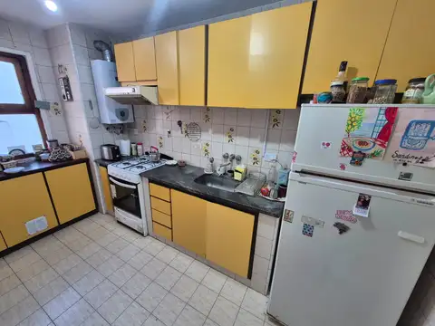 DEPARTAMENTO DE 3 AMBIENTES CON BALCÓN SALIENTE A LA CALLE Y BAULERA, PLAZA MITRE