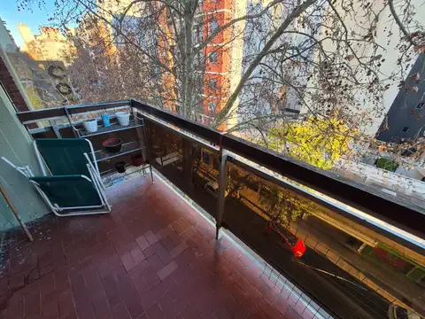 DEPARTAMENTO DE 3 AMBIENTES CON BALCÓN SALIENTE A LA CALLE Y BAULERA, PLAZA MITRE