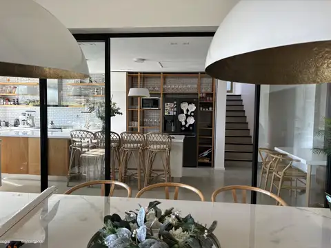 Casa en Venta con 3 cocheras