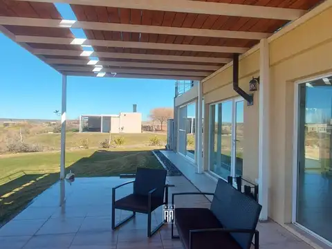 Casa en Venta en Mari Menuco, USD 160.000