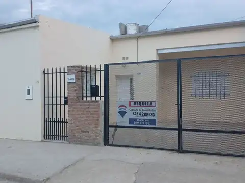 REMAX ALQUILA CASA DE 3 DORM.  COCHERA Y PATIO