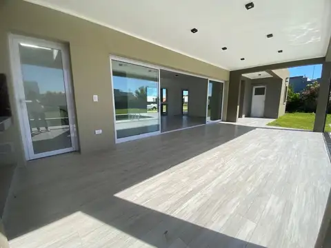 Casa 4 ambientes con 4 baños