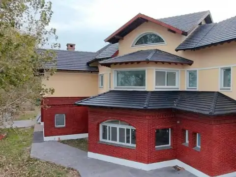 Casa en Venta con 2 cocheras