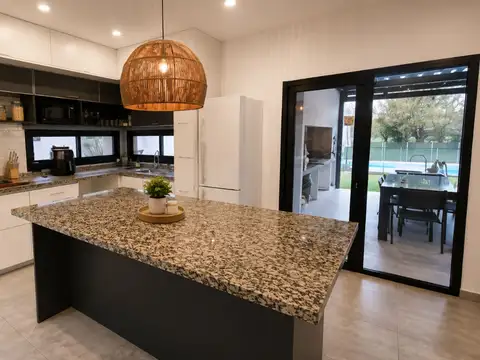 Casa en Venta con 2 cocheras