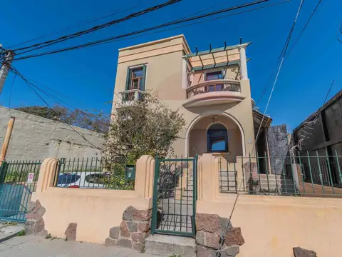 VENTA CASA 3 DORMITORIOS SERVICIO GARAGE JARDÍN