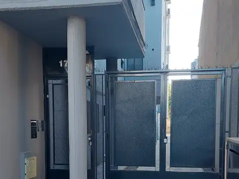 Cochera semicubierta. Bien ubicada. Con escritura