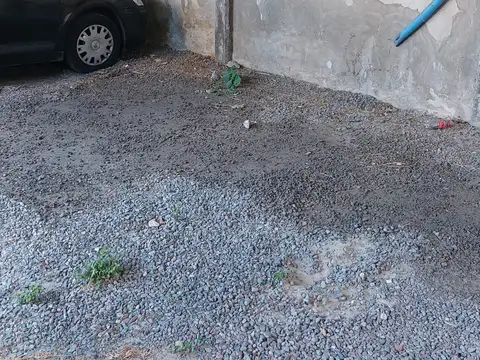 Cochera semicubierta. Bien ubicada. Con escritura