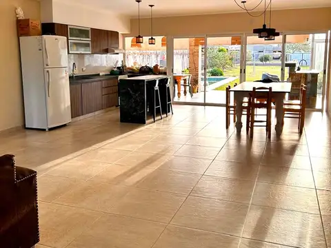 CASA EN VENTA 2 DORM PILETA Y GRAN TERRENO