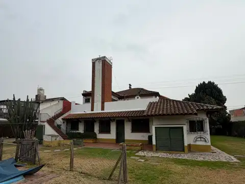 Casa en Alquiler con 2 cocheras