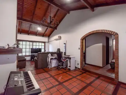 CASA EN VENTA EN VICTORIA 400 M2 CON JARDIN/PILETA