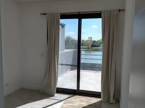 Casa en Alquiler con 2 cocheras