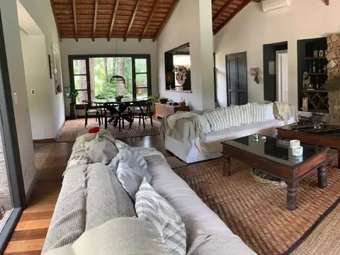 Casa en Alquiler Temporal con 4 cocheras