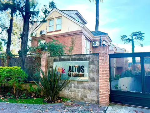 VENTA CASA - ALTOS DE ADROGUE- COCHERA- PILETA
