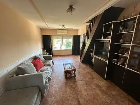 Casa 9 ambientes con 3 baños