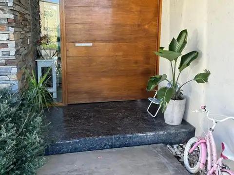 Casa en Venta con 4 cocheras